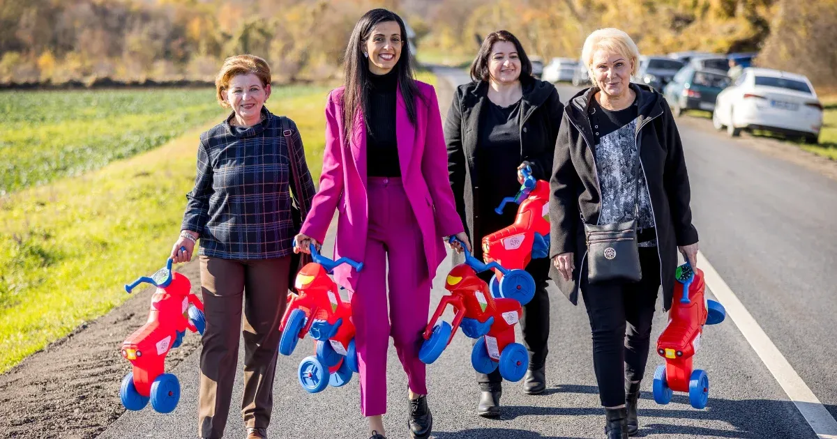 A Fidesz politikusai osztogatták a bölcsődéknek az állami pénzből vett nyuszimotorokat