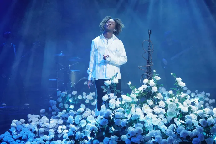 D4vd Jimmy Kimmel Live! show-műsorban adja elő a Romantic Homicide című dalt 2023. november 14-én – Fotó: Randy Holmes / American Broadcasting Companies / Getty Images