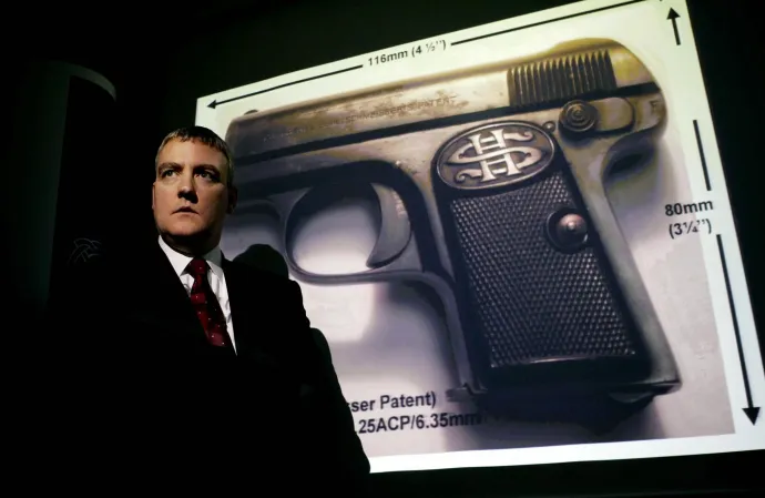 Peter MacPhee főfelügyelő a gyilkos fegyver replikájáról készült kép előtt, a nyomozásról tartott sajtótájékoztatón, Invernessben, 2005. április 12-én – Fotó: Andrew Milligan / PA Images / Getty Images