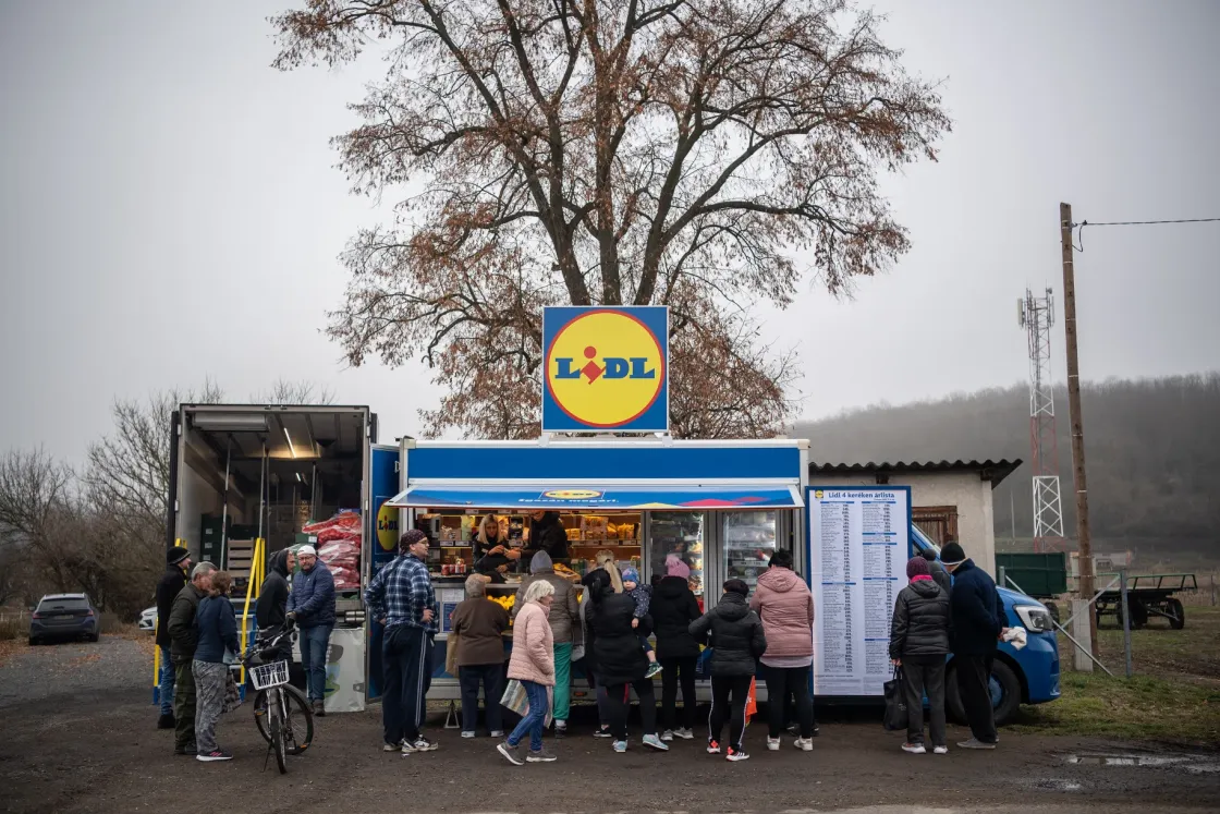 Megoldjuk mi kisbolt nélkül is, csak zavar, hogy nem előre megyünk vele, hanem hátra