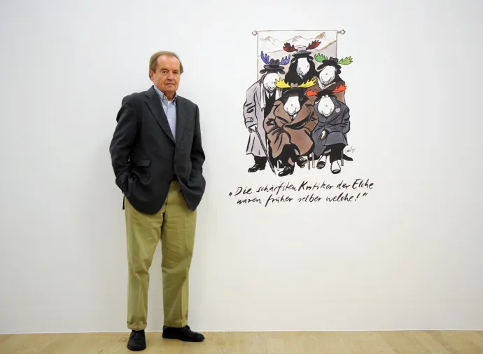 Hans Traxler a saját műve mellett, a frankfurti Karikatúra Múzeumban – Fotó: Boris Roessler / DPA / AFP