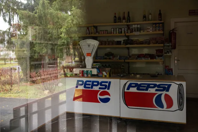 A Nógrád vármegyei Kutasó vegyesbolt-kocsmája és Bokor már nem üzemelő kisboltja – Fotó: Hevesi-Szabó Lujza / Telex