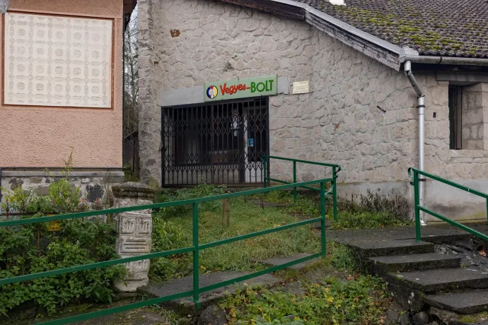 A Nógrád vármegyei Kutasó vegyesbolt-kocsmája és Bokor már nem üzemelő kisboltja – Fotó: Hevesi-Szabó Lujza / Telex