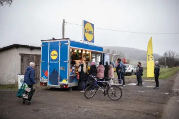 Megoldjuk mi kisbolt nélkül is, csak zavar, hogy nem előre megyünk vele, hanem hátra