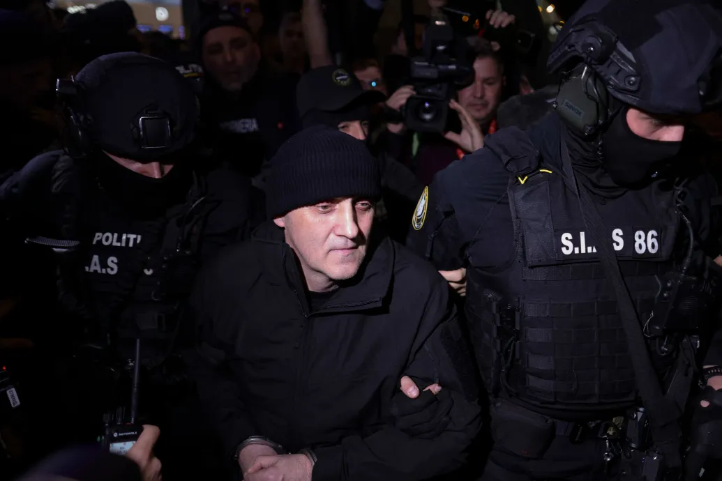 Rendőrök kísérték vissza Romániába a zsoldosvezért, aki a vád szerint államcsínyt tervezett Georgescuval