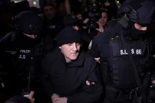 Rendőrök kísérték vissza Romániába a zsoldosvezért, aki a vád szerint államcsínyt tervezett Georgescuval