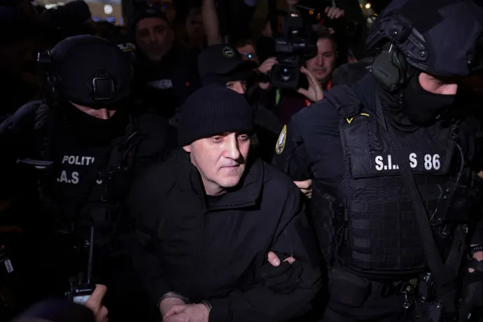 Rendőrök kísérték vissza Romániába a zsoldosvezért, aki a vád szerint államcsínyt tervezett Georgescuval