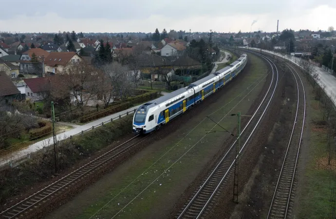 Vonat a váci elővárosi vonalon, Dunakeszi-Gyártelep és Göd alsó megállóhely között, 2020. december 1-jén – Fotó: Máthé Zoltán / MTI