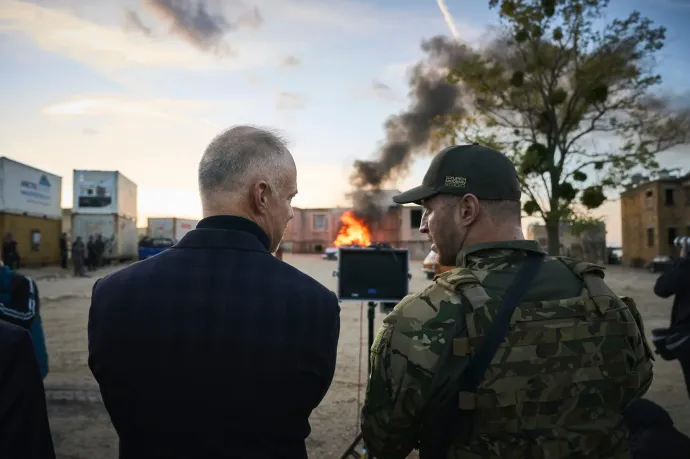 Szalay-Bobrovniczky Kristóf honvédelmi miniszter és Pálinkás Szilveszter százados, a film katonai szakértője a forgatáson – Fotó: Sárkányok Kabul felett / Facebook