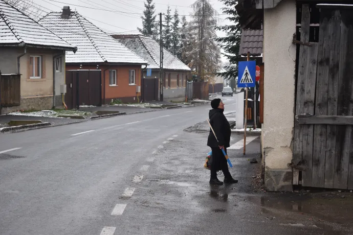Ha a szomszéd kitűzte, ha már ingyen adják, akkor mindenki bátrabban tűzi ki a zászlót – Fotók: Tőkés Hunor / Transtelex