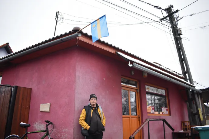 Kapun belül, kapun kívül is lobognak a zászlók, van, aki kettőt is kitűz, hogy az "idegenek" tudják, itt bizony székelyek élnek – Fotók: Tőkés Hunor / Transtelex