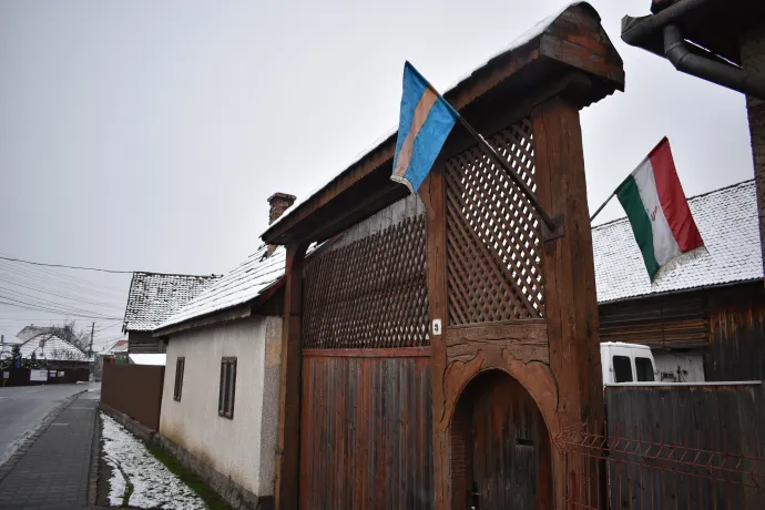 A székely zászló mellé egyesek a magyar zászlót is kitűzik – Fotók: Tőkés Hunor / Transtelex