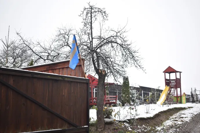Kapun belül, kapun kívül is lobognak a zászlók, van, aki kettőt is kitűz, hogy az "idegenek" tudják, itt bizony székelyek élnek – Fotók: Tőkés Hunor / Transtelex