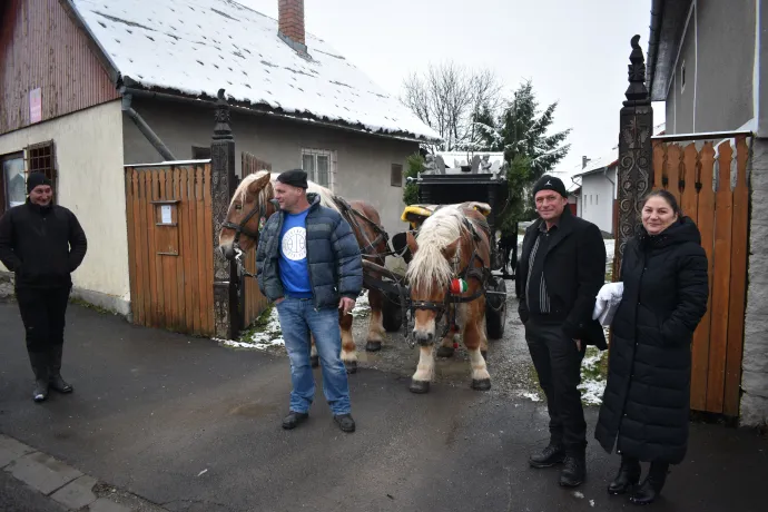 A székely zászló mellé egyesek a magyar zászlót is kitűzik – Fotók: Tőkés Hunor / Transtelex