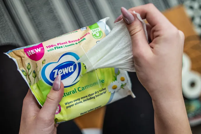 Ha nincs mód vízzel tisztítani, a minőségi nedves toalettpapír kiváló alternatíva – Fotó: Telex