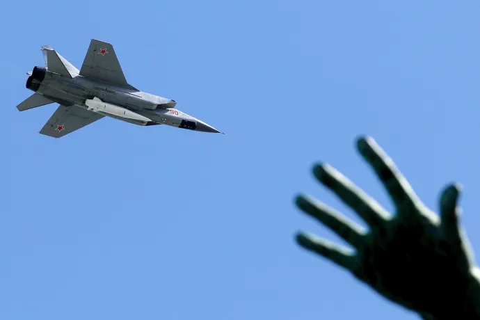 Egy MIG-31-es Kinzsal rakétával a 2018-as győzelem napi parádén Moszkva felett – Fotó: Sefa Karacan / Anadolu Agency / AFP