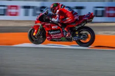 Van a MotoGP-motoroknak DNS-ük?