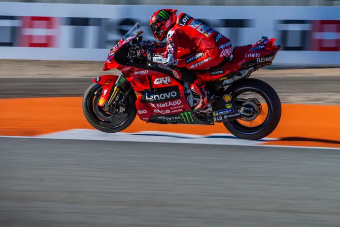 Van a MotoGP-motoroknak DNS-ük?