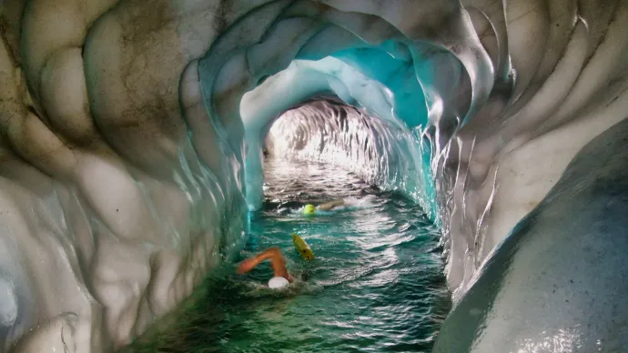 Úszni egyet a gleccser alatt – Fotó: Hansjörg Ransmayr