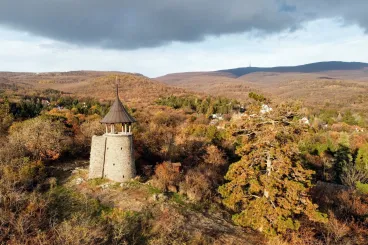 A mátrai két torony: a sárga óriás és a hegyes törpe