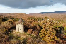 A mátrai két torony: a sárga óriás és a hegyes törpe