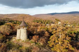 A mátrai két torony: a sárga óriás és a hegyes törpe