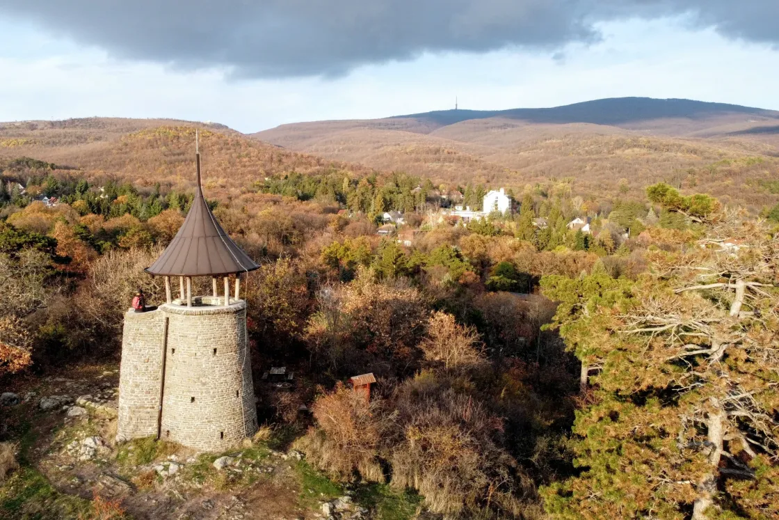 A mátrai két torony: a sárga óriás és a hegyes törpe