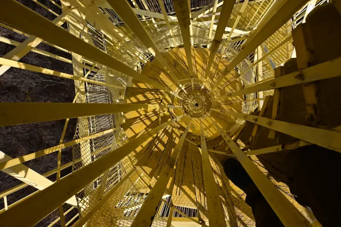 A Farkas-kút és a Sástói-kilátó – Fotó: Tenczer Gábor / Telex