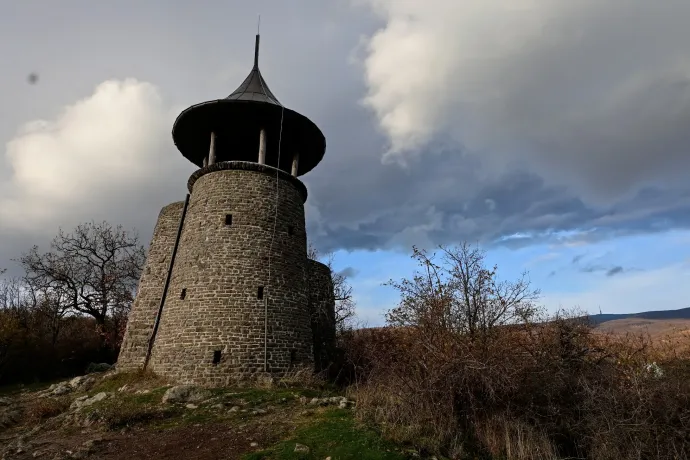 A Sás-tó és a Kozmáry-kilátó – Fotó: Tenczer Gábor / Telex
