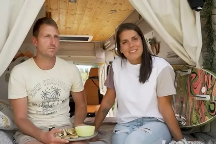 A lakókocsiból dolgozóknak mindennapos a reggeli a tengerparton