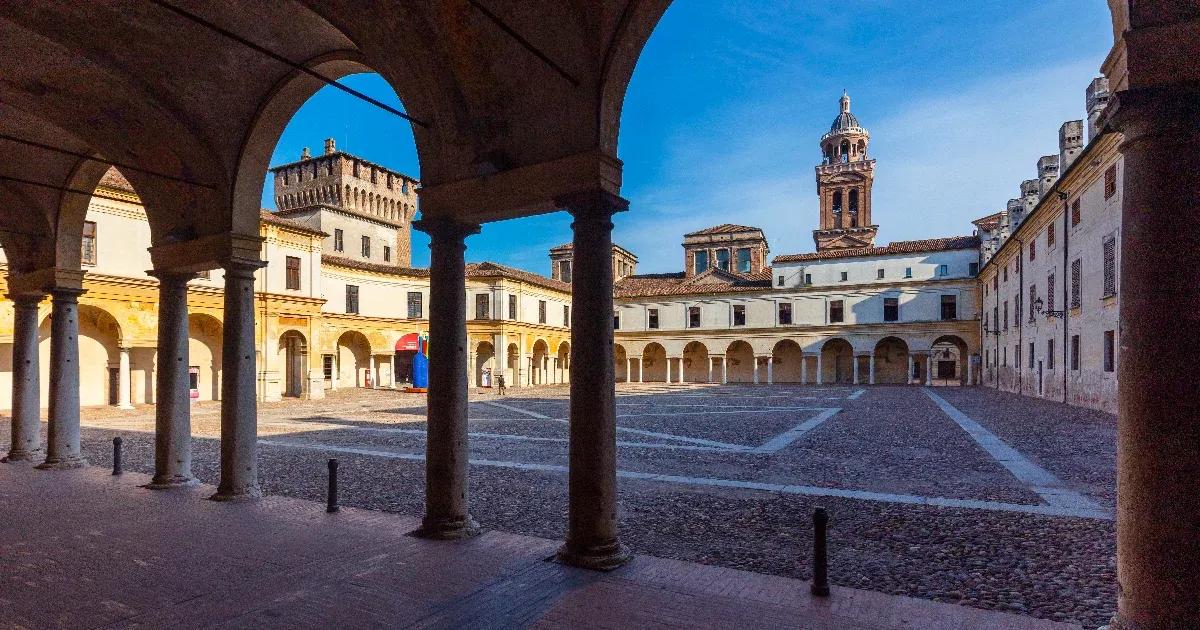 Egy 57 éves olasz férfi női ruhában és parókában jelent meg a hivatalban, aztán a háza pincéjében megtalálták a 3 éve halott anyja holttestét