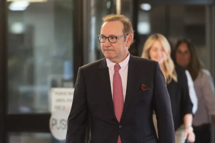 Kevin Spacey AirBnb-kben lakik és szállodai énekesként dolgozik Cipruson