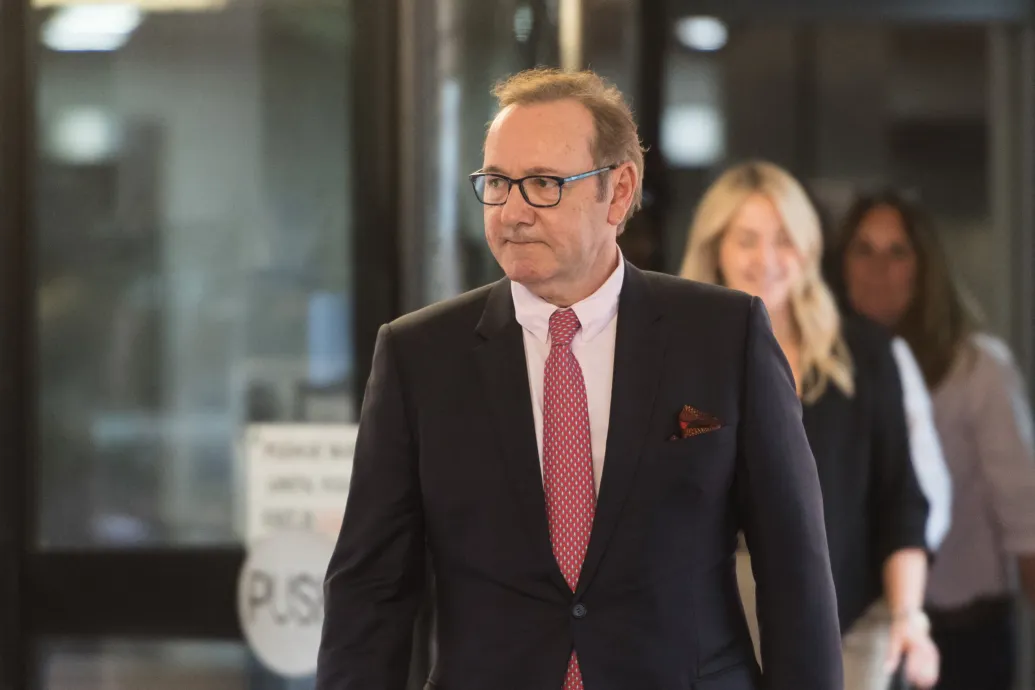 Kevin Spacey szállodai énekesként dolgozik Cipruson, miközben AirBnb-kben lakik