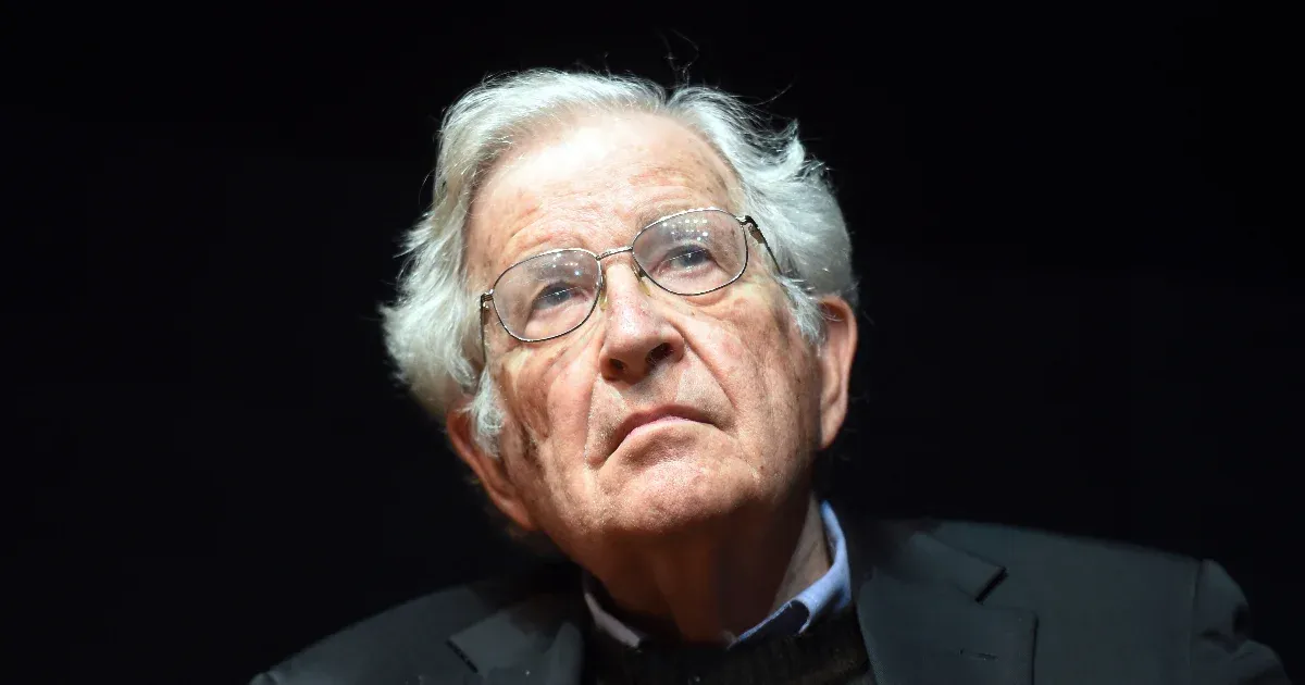 Noam Chomsky és Epstein kapcsolata sokkal közelebbi volt, mint amit a filozófus elismert