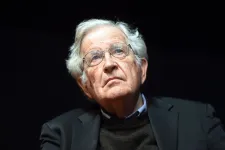 Noam Chomsky és Epstein kapcsolata sokkal közelebbi volt, mint amit a filozófus elismert