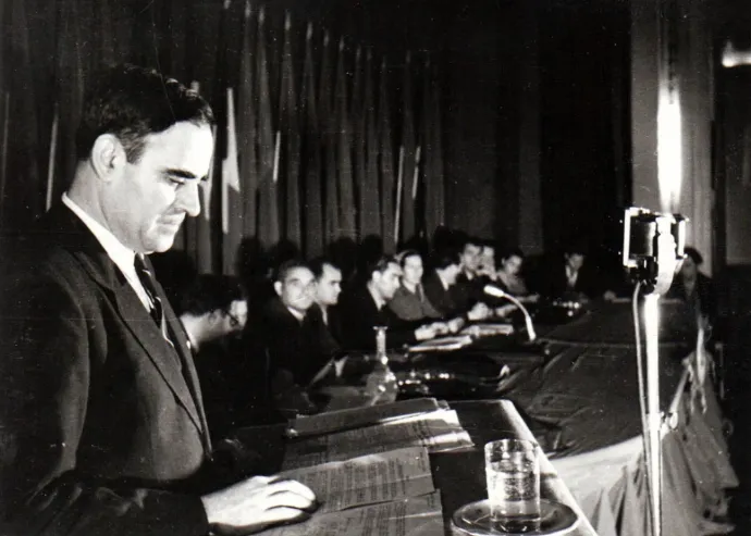 Gh. Gheorghiu-Dej bemutatja a Román Kommunista Párt Központi Bizottságának politikai jelentését a párt Országos Konferenciáján (Miron Constantinescu, Ana Pauker, Vasile Luca, Constantin Pârvulescu jelenlétében) – Fotó: IICMER