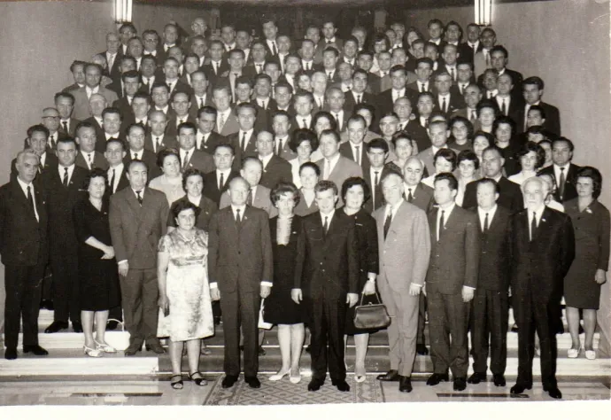 Nicolae Ceaușescu és Ion Gheorghe Maurer az Ialomița, Dolj és Beszterce megyék küldöttei között, a Román Kommunista Párt X. Kongresszusának résztvevőiként (1969. augusztus 6–12.) – Fotó: IICMER