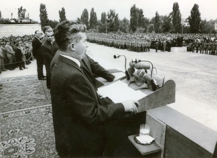 Nicolae Ceaușescu beszéde a fővárosban tartott ünnepi gyűlésen, az 1968-as végzősök avatása és a katonai iskola frissen végzett hallgatóinak tiszti rangra emelése alkalmából – Fotó: IICMER