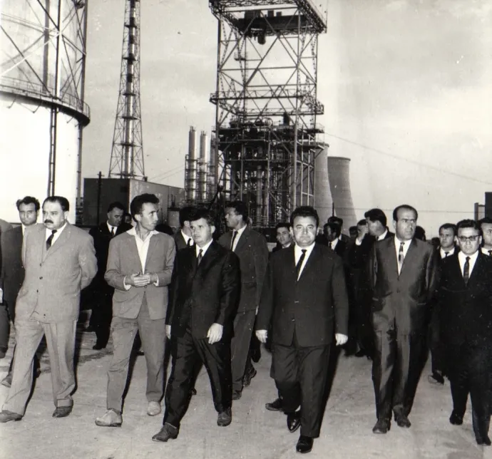 Jelenet a párt- és állami vezetők látogatásáról a Magyar Autonóm Tartományban, a marosvásárhelyi Vegyi Kombinátnál, 1966. augusztusában. Bal szélen Fazekas János – Fotó: IICMER