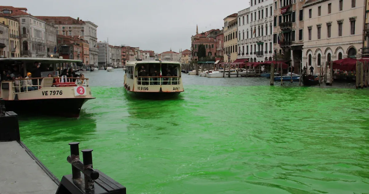 Zöldre festették Velence csatornáját az olasz kormányt kritizáló klímaaktivisták
