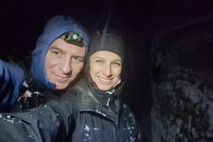 Az esti Csóványos és a Nagy-Hideg-hegyi turistaház – Fotó: Tenczer Gábor / Telex