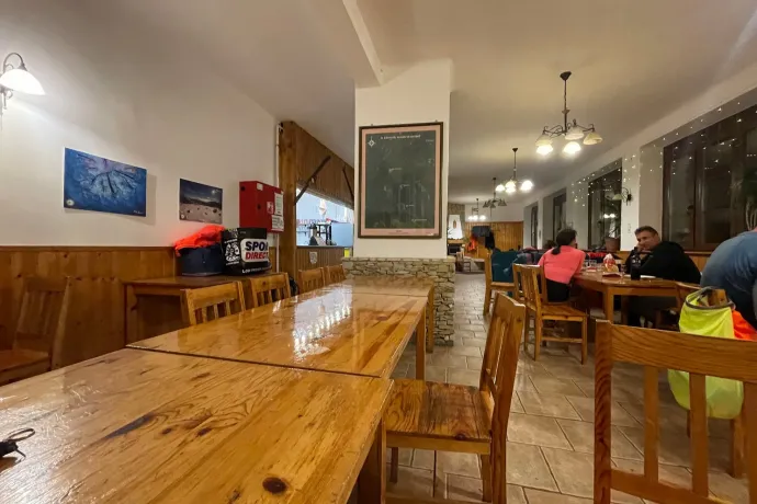 Az esti Csóványos és a Nagy-Hideg-hegyi turistaház – Fotó: Tenczer Gábor / Telex