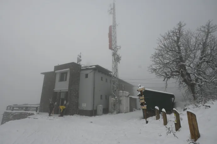 Az esti Csóványos és a Nagy-Hideg-hegyi turistaház – Fotó: Tenczer Gábor / Telex