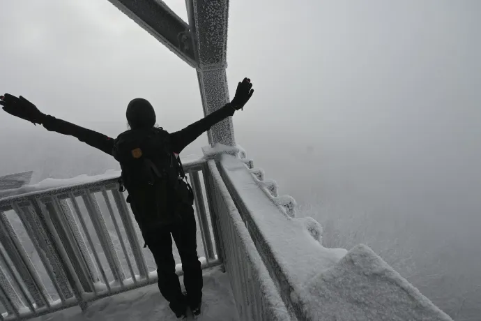 A Csóványos és a Nagy-Mána délelőtt – Fotó: Tenczer Gábor / Telex