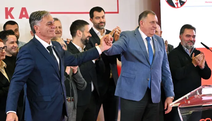 Siniša Karan és Milorad Dodik ünnepli a rendkívüli elnökválasztáson elért győzelmet 2025. november 23-án Banja Lukában – Fotó: Elvis Barukcic / AFP