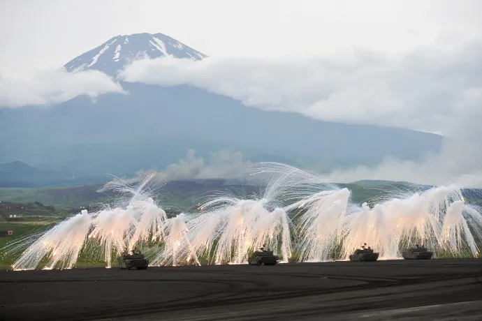 Japán önvédelmi erők katonai gyakorlata a Fudzsi alatt 2025. június 8-án – Fotó: David Mareuil / Anadolu / Getty Images