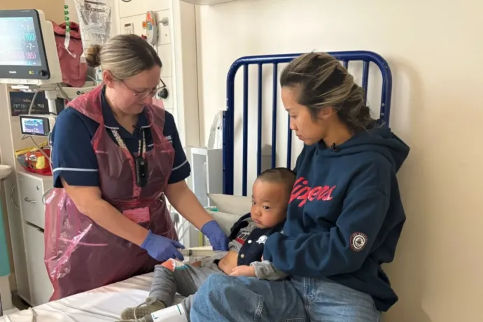 Egy ritka genetikai rendellenességben szenvedő fiú életét tették jobbá egy először kipróbált génterápiával