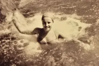 A Lukácsban találtak egy 70 éves fényképet egy fürdőző lányról, pár hónap múlva beállított a már idős nő, aki látható rajta