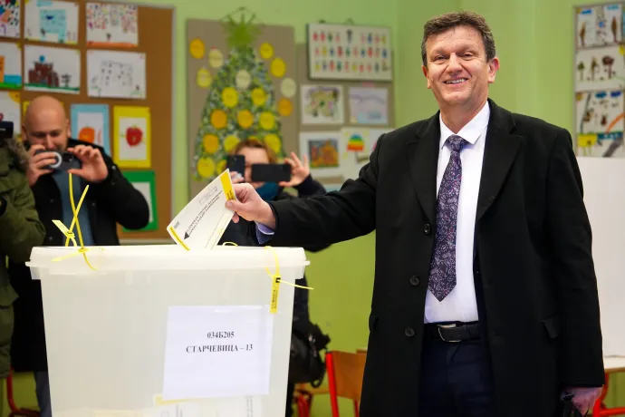 Branko Blanusa, a Szerb Demokrata Párt (SDS) államfőjelöltje voksol a boszniai Szerb Köztársaságban rendezett előrehozott elnökválasztáson Laktašiban 2025. november 23-án – Fotó: Nidal Saljic / EPA / MTI