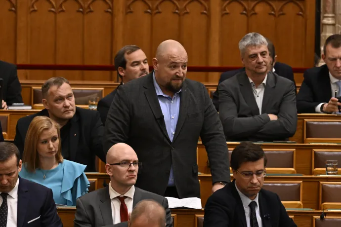 Ander Balázs, a Jobbik képviselője azonnali kérdést tesz fel az Országgyűlés plenáris ülésén 2025. november 24-én – Fotó: Máthé Zoltán / MTI